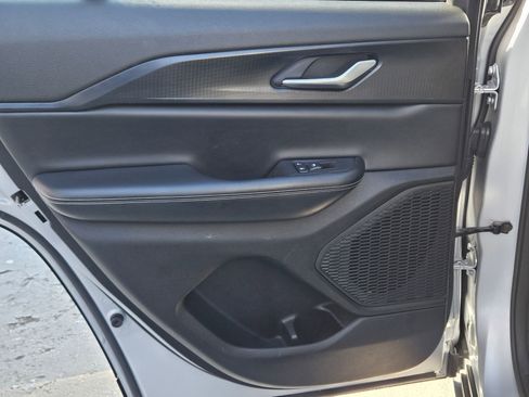 Used 2024 Jeep Grand Cherokee Laredo image 23