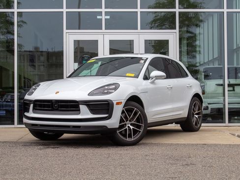Used 2025 Porsche Macan AWD/4WD image 1