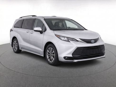 Used 2024 Toyota Sienna LE FWD image 2