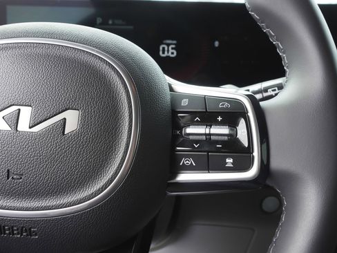 Used 2025 Kia Carnival EX image 19