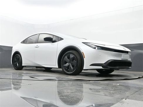 Used 2025 Toyota Prius LE image 22