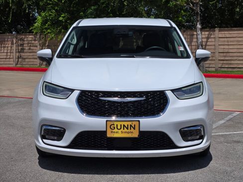 Used 2023 Chrysler Pacifica Touring-L FWD image 8