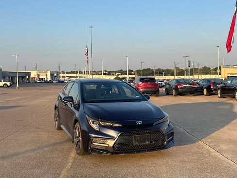 Used 2021 Toyota Corolla SE FWD image 3