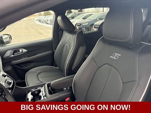 New 2026 Chrysler Pacifica Limited image 18