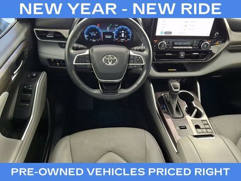 Used 2023 Toyota Highlander Limited image 12