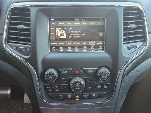 Used 2021 Jeep Grand Cherokee Laredo image 8