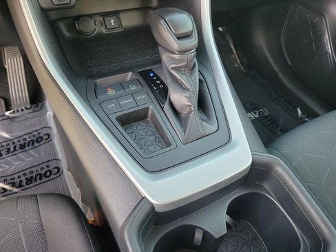 Used 2020 Toyota RAV4 XLE w/ Convenience Package FWD image 22