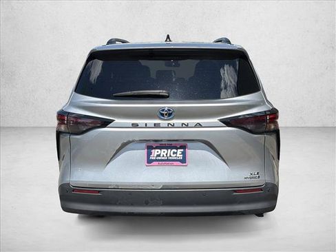 Used 2024 Toyota Sienna XLE FWD image 6
