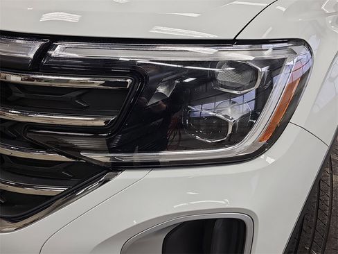 Used 2025 Volkswagen Atlas SE image 32