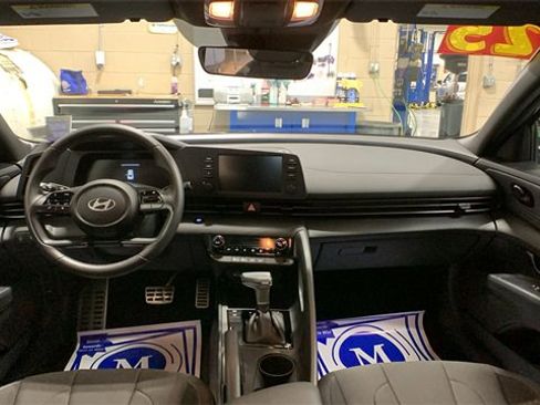 Certified 2025 Hyundai Elantra Sport image 18