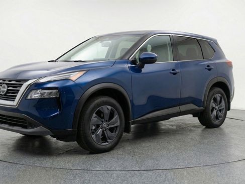 Used 2025 Nissan Rogue SV image 3