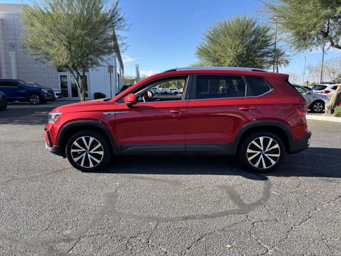 Certified 2022 Volkswagen Taos SE w/ Panoramic Sunroof Package image 2