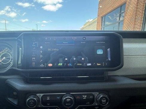 Used 2025 Jeep Gladiator Sport AWD/4WD image 25