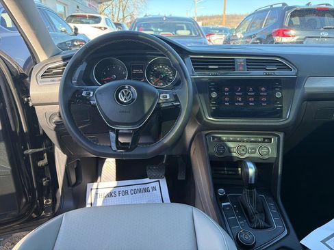 Used 2021 Volkswagen Tiguan SE w/ Panoramic Sunroof Package image 23