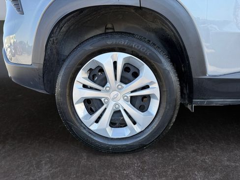 Used 2025 Chevrolet Trax LS FWD image 13