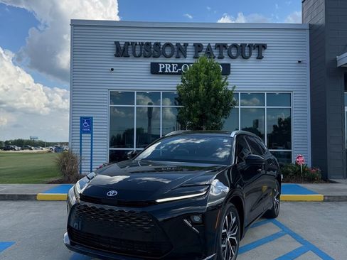 Used 2025 Toyota Crown Signia XLE image 1