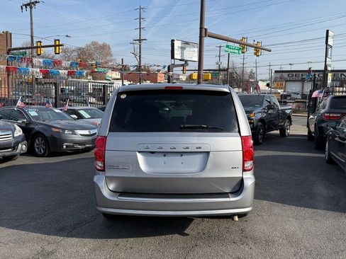 Used 2018 Dodge Grand Caravan SXT image 4