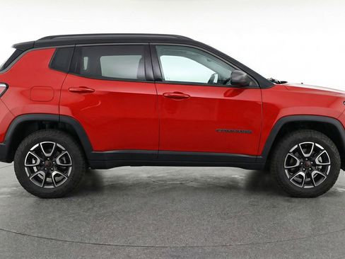Used 2025 Jeep Compass Trailhawk image 11