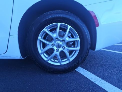 Used 2024 Chrysler Pacifica Touring-L image 26