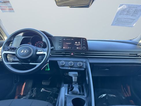 Used 2022 Hyundai Elantra SE image 9
