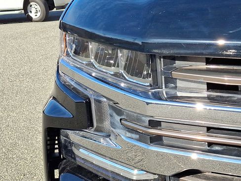 Used 2022 Chevrolet Silverado 1500 High Country w/ Technology Package image 9