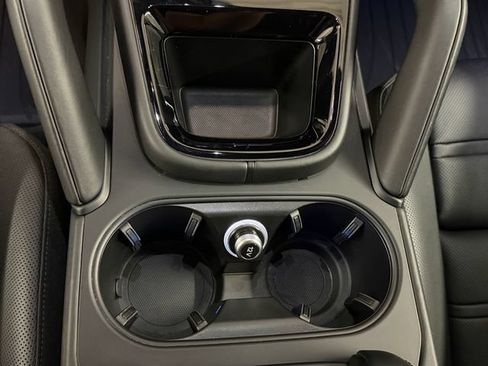 Certified 2025 Porsche Cayenne E-Hybrid w/ Premium Package Plus AWD/4WD image 28