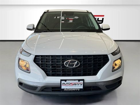 Used 2021 Hyundai Venue SE image 2