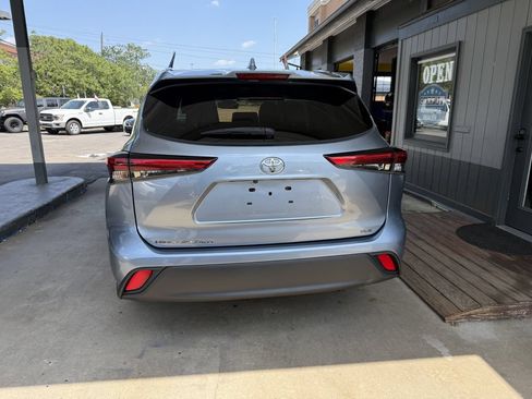 Used 2021 Toyota Highlander XLE FWD image 6