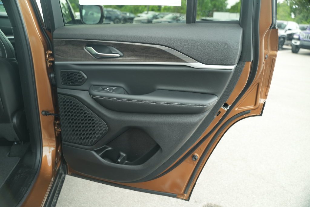 New 2026 Jeep Grand Cherokee Limited w/ MOPAR Finishing Package AWD/4WD image 22