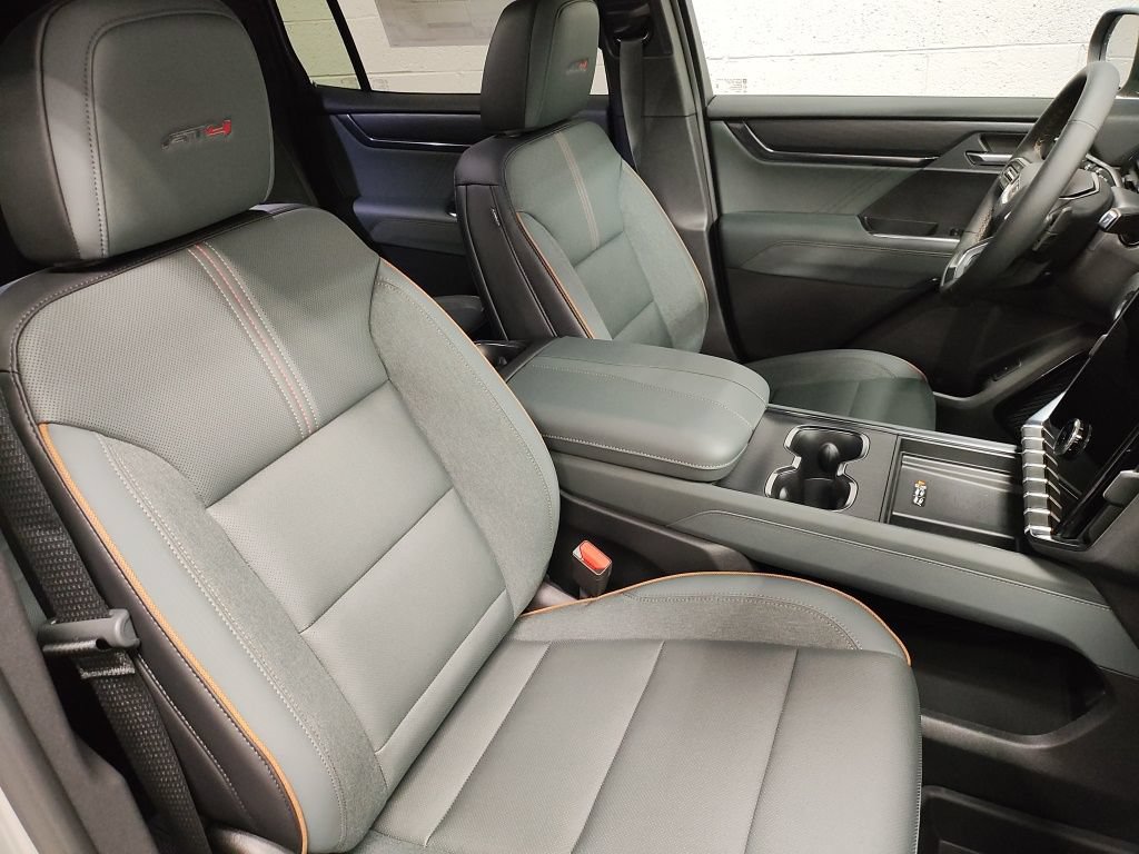 New 2026 GMC Acadia AT4 w/ LPO, Floor Liner Package AWD/4WD image 10