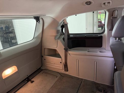 Used 2012 Volkswagen Routan SE FWD image 7