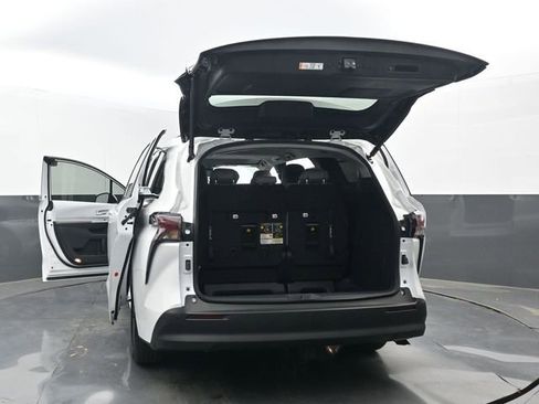 Used 2026 Toyota Sienna XLE FWD image 35