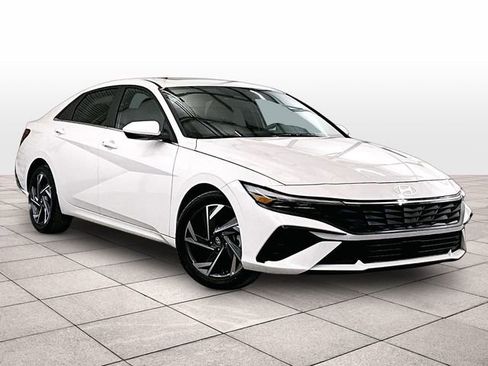 Used 2024 Hyundai Elantra SEL w/ Convenience Package FWD image 2