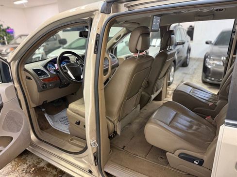 Used 2015 Chrysler Town & Country Touring-L w/ Driver Convenience Group image 11