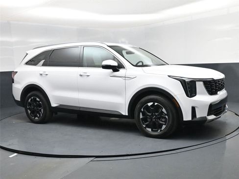 Used 2025 Kia Sorento S image 2