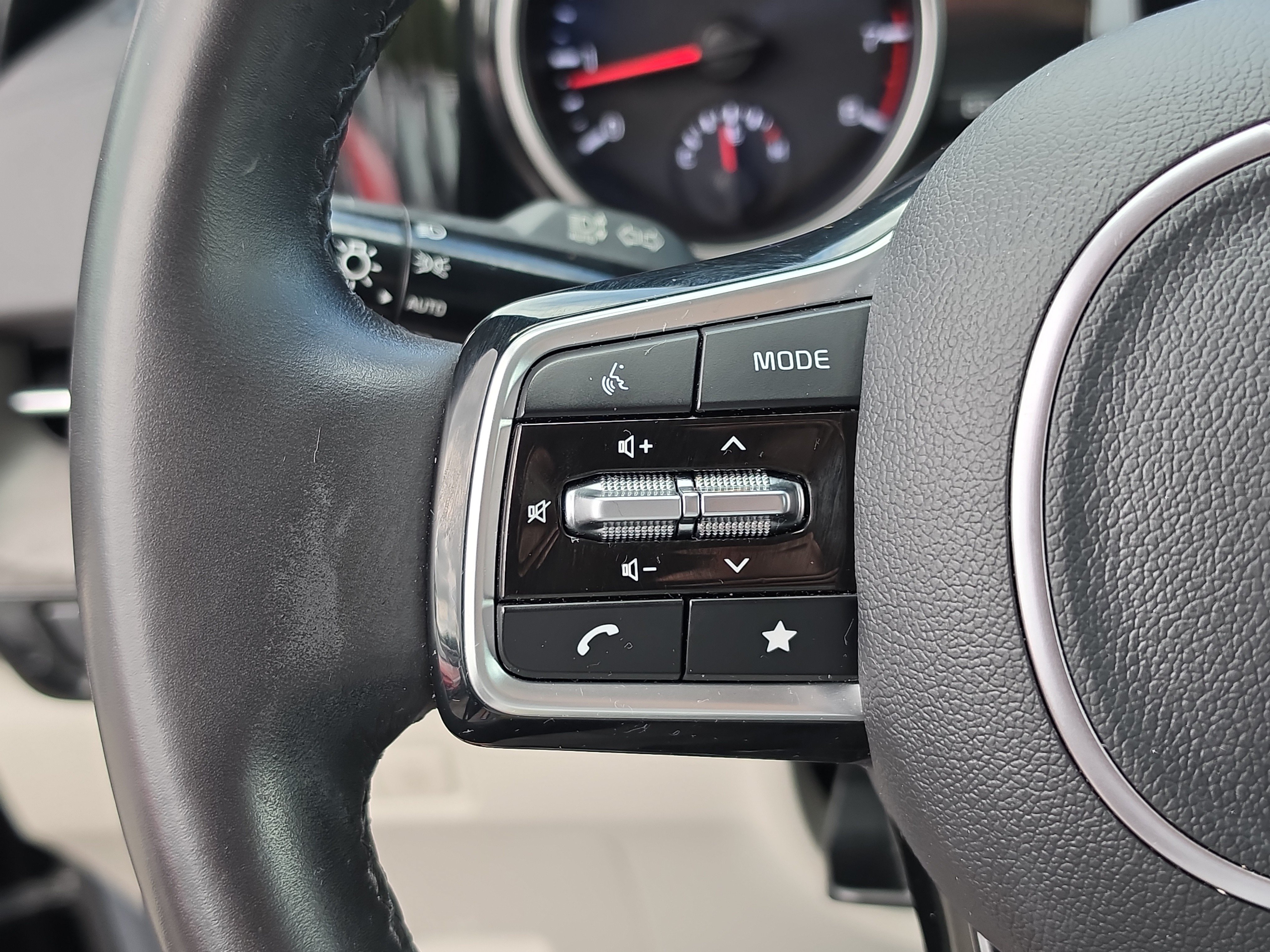 Certified 2024 Kia Carnival EX FWD image 31
