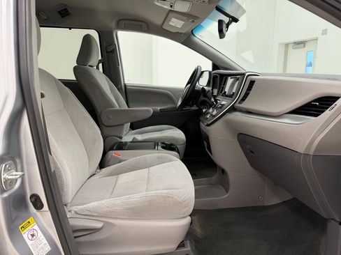 Used 2016 Toyota Sienna LE image 27