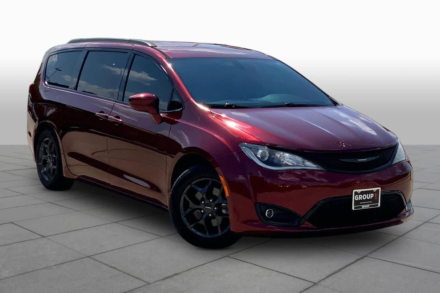 Used 2020 Chrysler Pacifica Touring-L w/ S Appearance Package FWD image 3