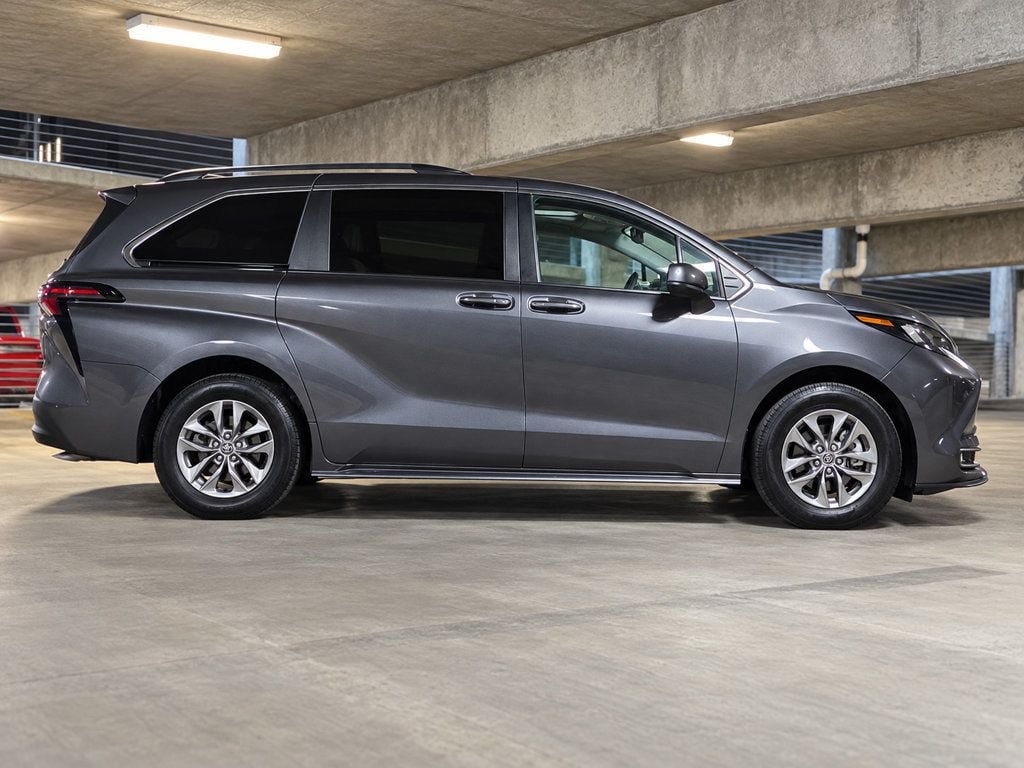 Used 2025 Toyota Sienna XLE FWD image 21