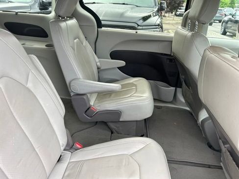 Used 2020 Chrysler Pacifica Touring-L FWD image 8