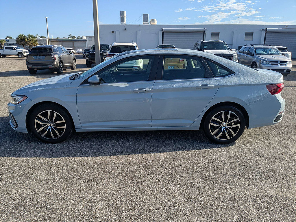 Used 2025 Volkswagen Jetta SE w/ Sunroof Package FWD image 7