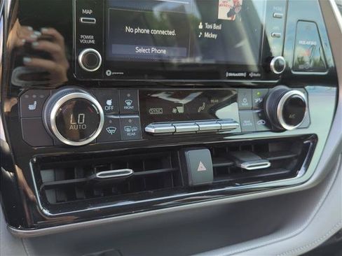 Certified 2020 Toyota Highlander XLE FWD image 22