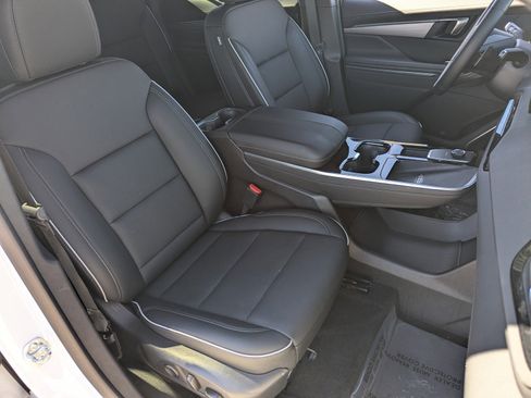 Certified 2025 Buick Enclave Preferred image 11