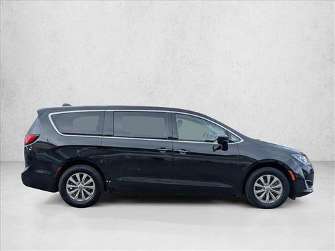 Used 2018 Chrysler Pacifica Touring Plus image 4
