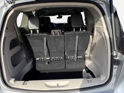 Certified 2024 Chrysler Pacifica Touring-L image 35