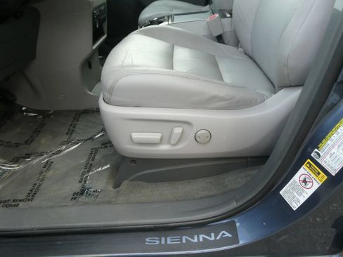 Used 2015 Toyota Sienna XLE FWD image 17