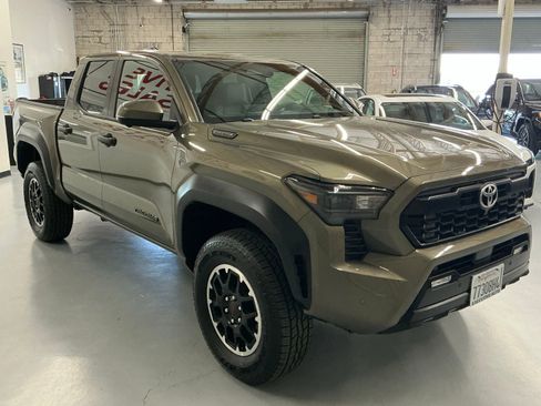 Used 2025 Toyota Tacoma TRD Off-Road w/ TRD Off Road Premium Package image 3