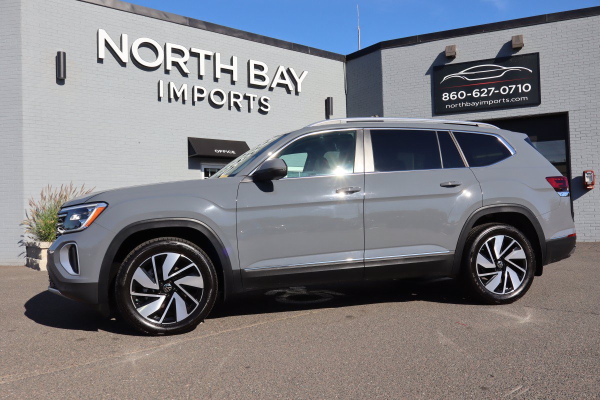Used 2025 Volkswagen Atlas SEL AWD/4WD image 2