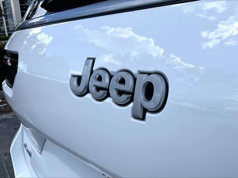 Used 2024 Jeep Grand Cherokee L Summit w/ Advanced Protech Group IV AWD/4WD image 31