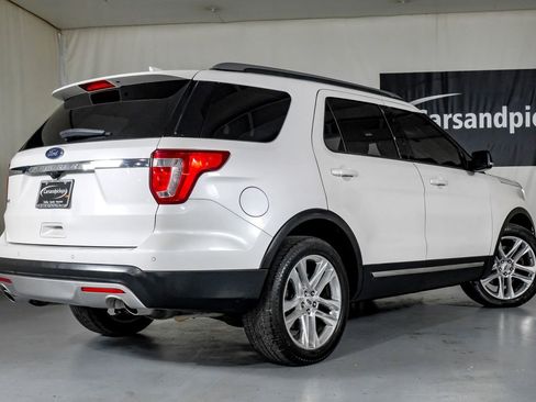 Used 2017 Ford Explorer XLT w/ Equipment Group 202A FWD image 8